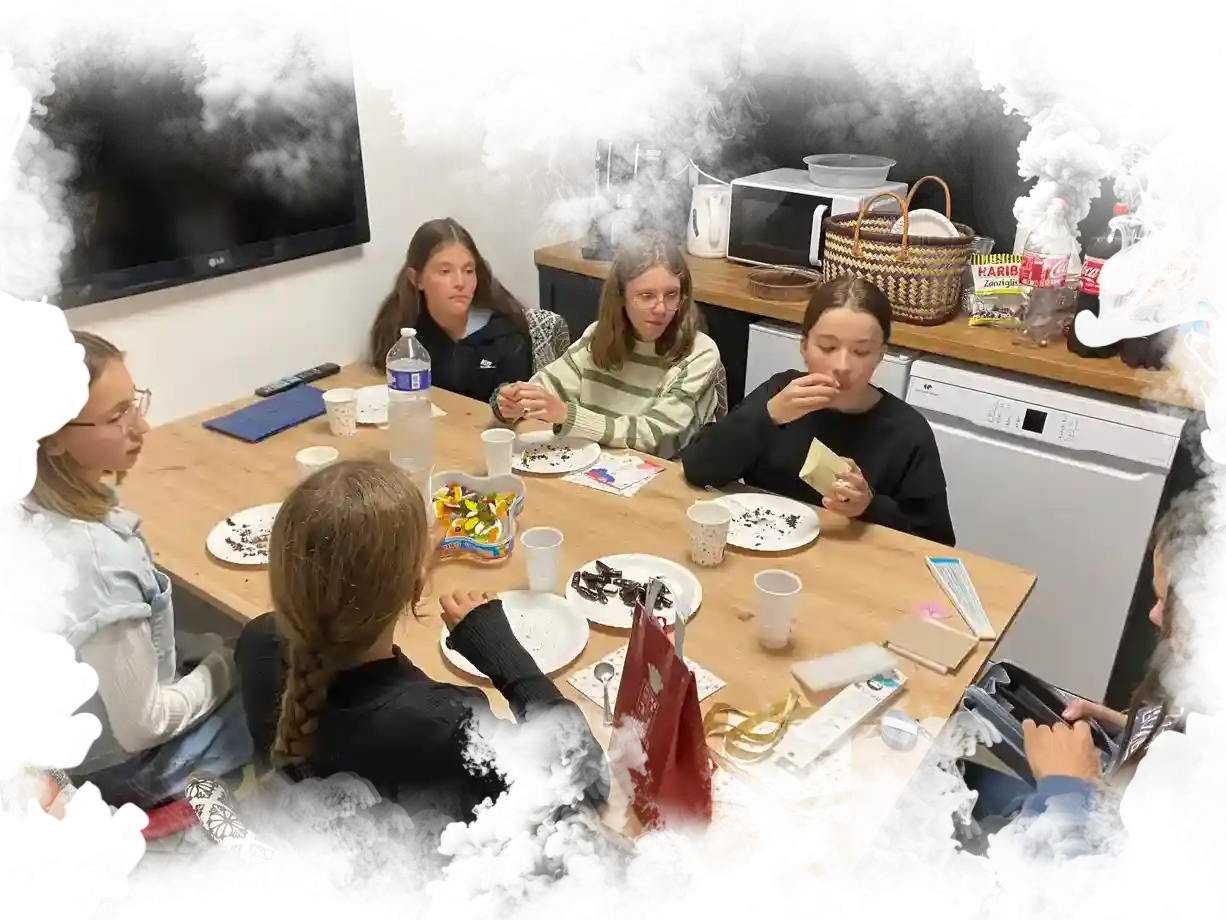 Anniversaires Enfants : Des filles qui dégustent un gâteau d'anniversaire et ouvrent des cadeaux avec joie.
