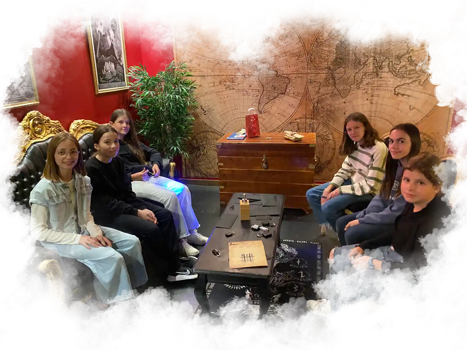Anniversaire Enfants : Des filles qui s'entraînent sur des cadenas et énigmes avant l'escape game.